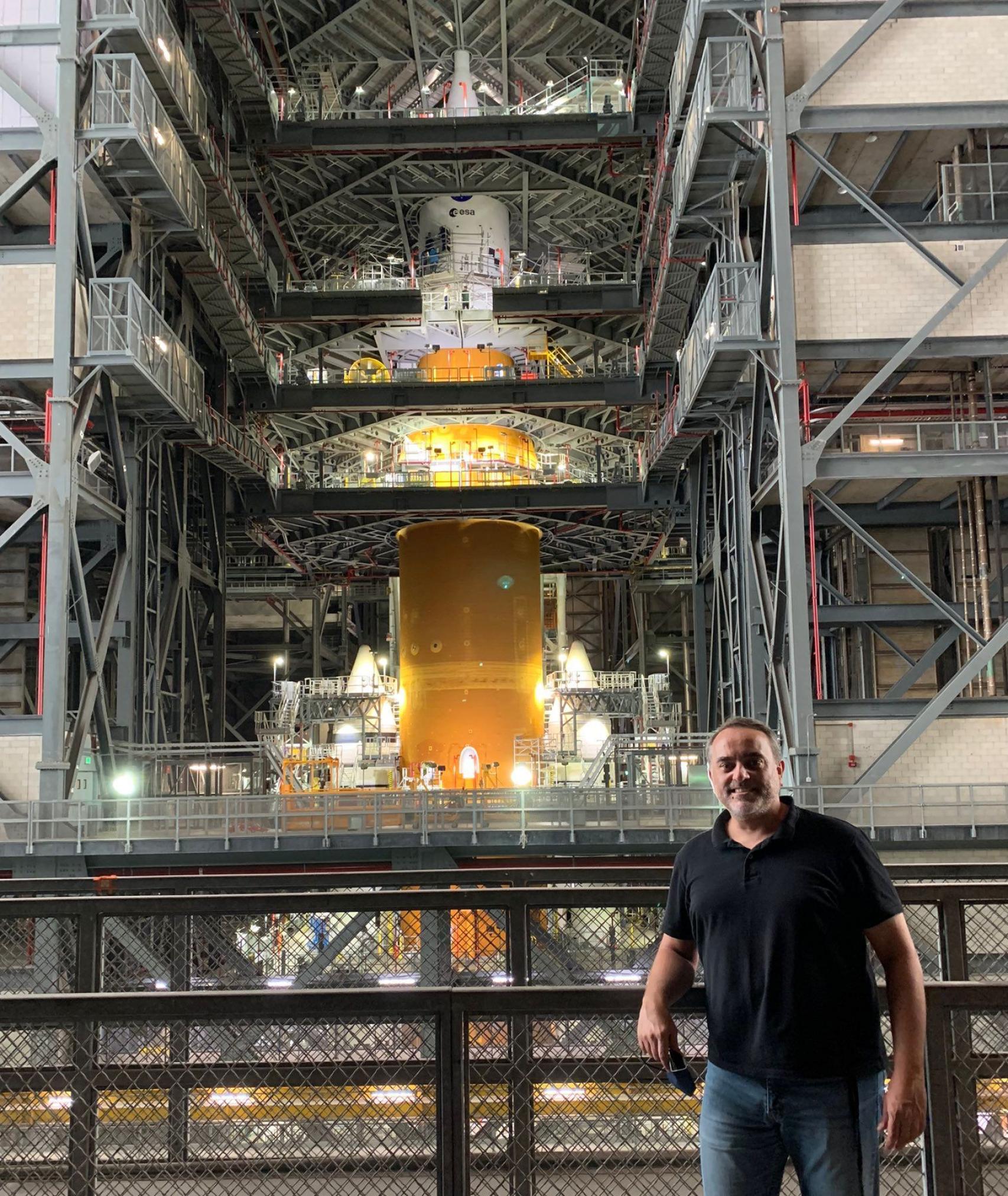 García Llama, ante el cohete Orión.