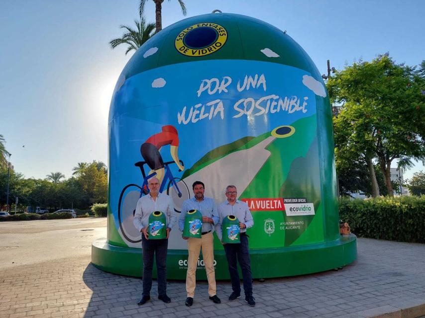 La presentación del contenedor por parte de las autoridades locales y el representante de Ecovidrio, este viernes.