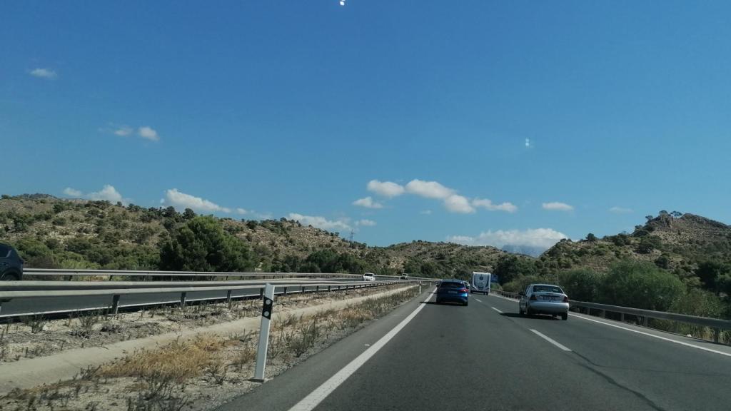 El accidente mortal se ha producido en la A-7, en la imagen, a la altura de Senija.