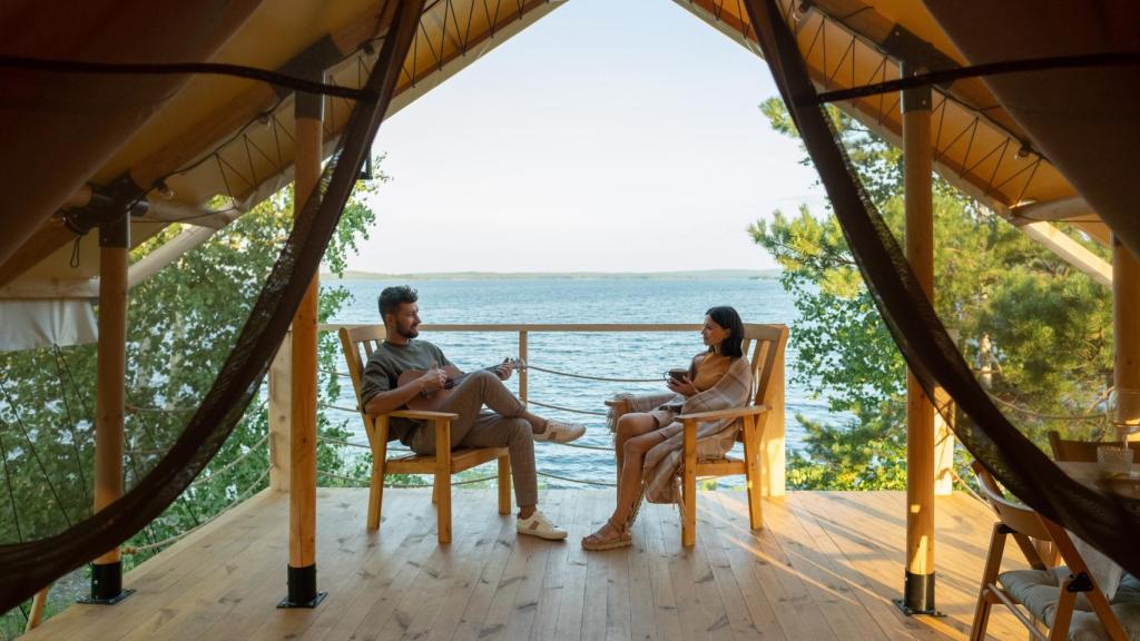 Dos personas disfrutando de la experiencia glamping.