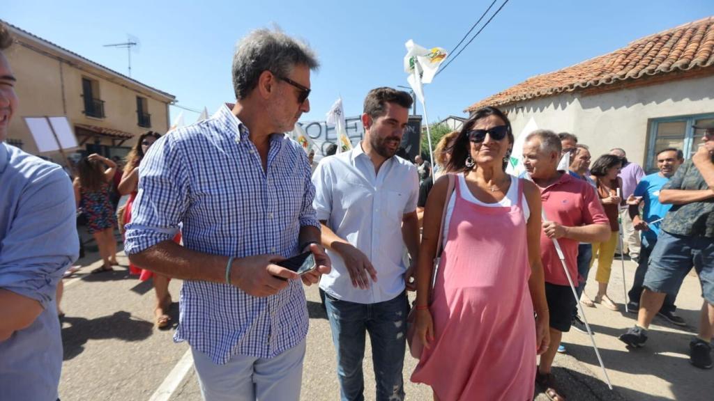 La secretaria de Organización del PSOECyL, Ana Sánchez,   y el portavoz de Medioambiente del Grupo Socialista en las Cortes de  CyL, José Luis Vázquez, y el secretario provincial del PSOE en Zamora, Antidio Fagúndez