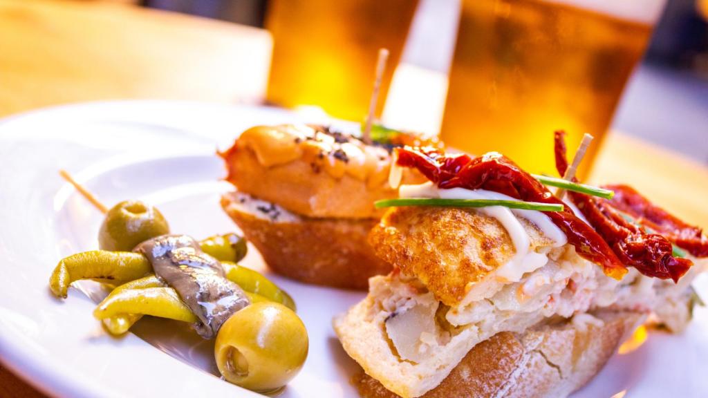 Unos pinchos con unas cervezas.