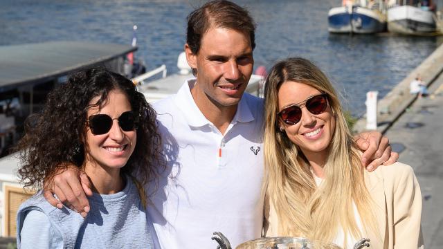 Rafael Nadal flanqueado por Xisca Perelló y su hermana pequeña, Maribel.