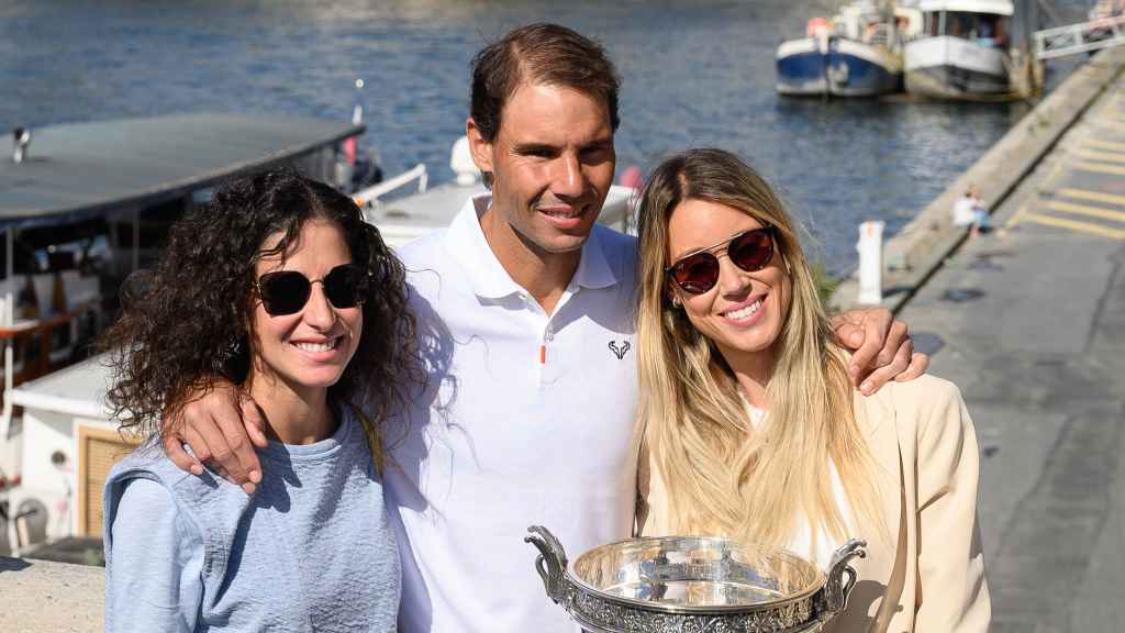Rafael Nadal flanqueado por Xisca Perelló y su hermana pequeña, Maribel.
