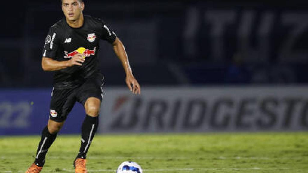 Renan Víctor da Silva durante un partido con el Red Bull Bragantino