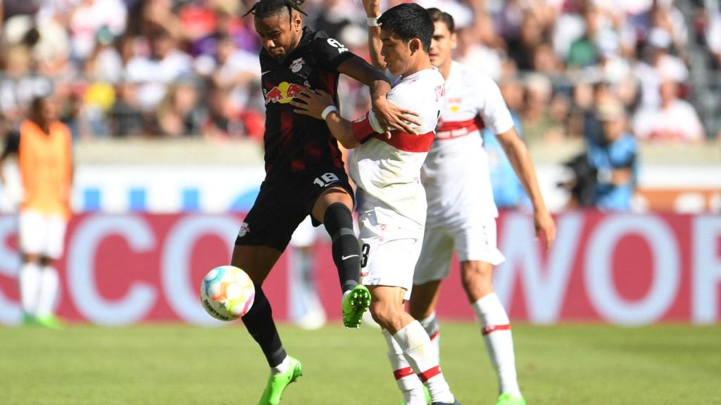 Christopher Nkunku pelea un balón ante la defensa del Stuttgart