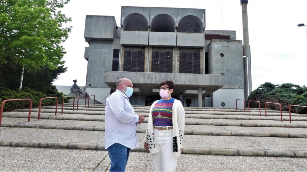Los ediles de IU-Unidas Podemos en la biblioteca del polígono.