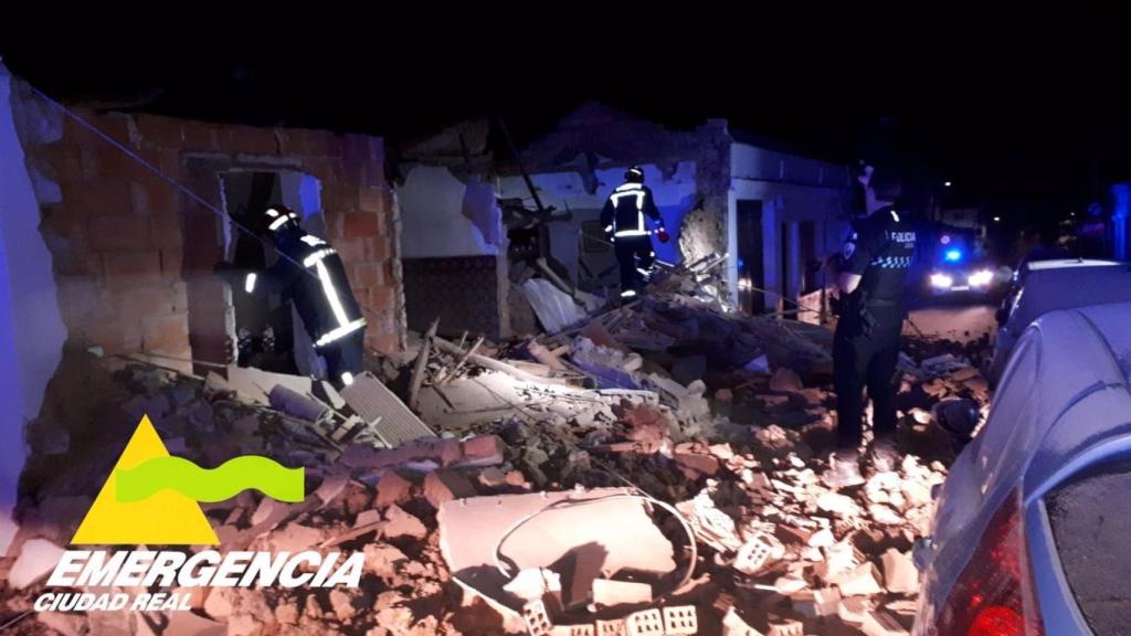 Derrumbe de una casa deshabitada en la calle Palafox de Puertollano.  Foto: EMERGENCIAS CIUDAD REAL