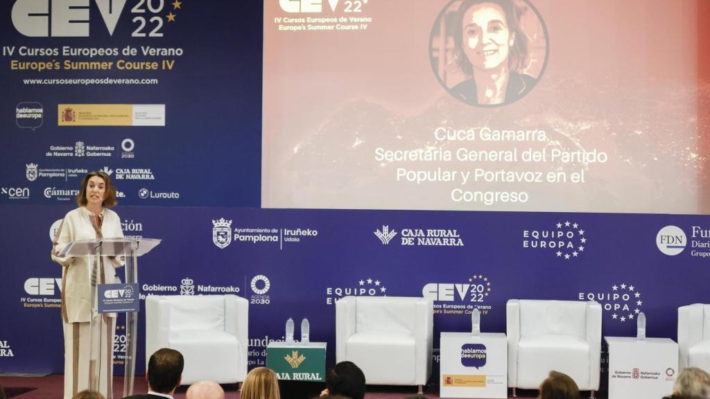La secretaria general del PP, Cuca Gamarra, este viernes en los  XV Cursos Europeos de Verano celebrados en Pamplona.
