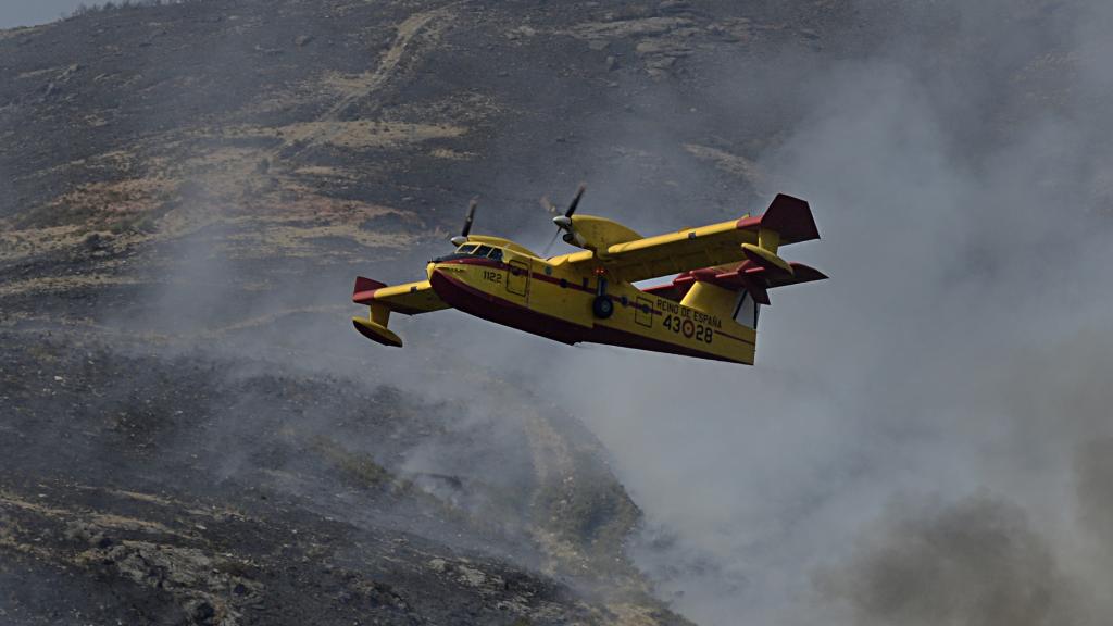 Un hidroavión realiza labores de extinción de un incendio forestal en la Serra do Leboreiro, en el parque natural de Baixa Limia e Serra do Xurés.