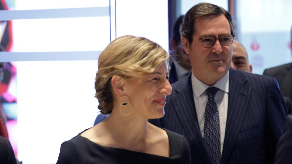 Yolanda Díaz y Antonio Garamendi, en un  acto.