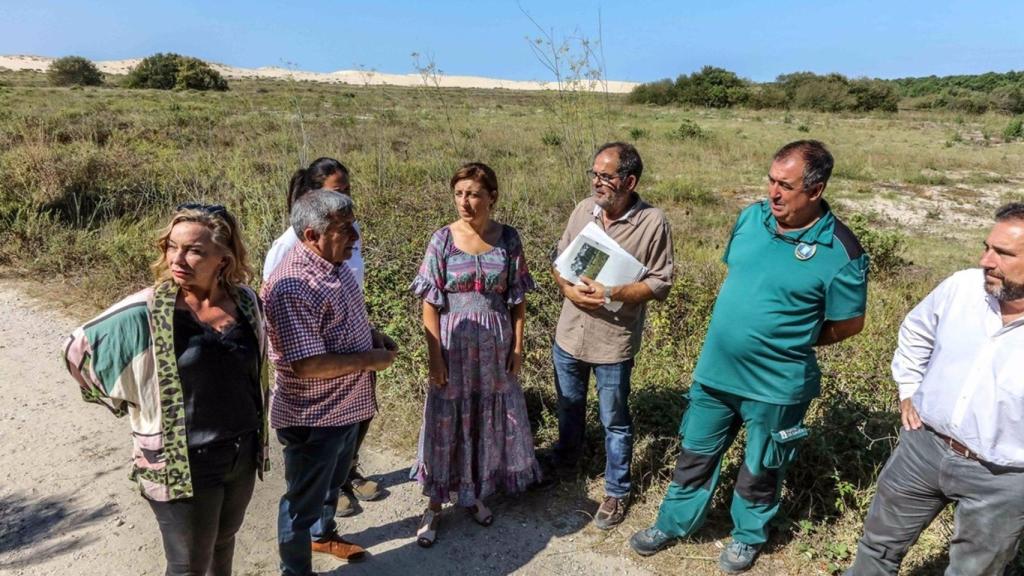 La conselleira de Medio Ambiente, Territorio e Vivenda, Ángeles Vázquez, en el Parque Natural Complexo dunar de Corrubedo e lagoas de Carregal e Vixán para conocer la finalización de la restauración ecologica de las primeras 39 hectáreas