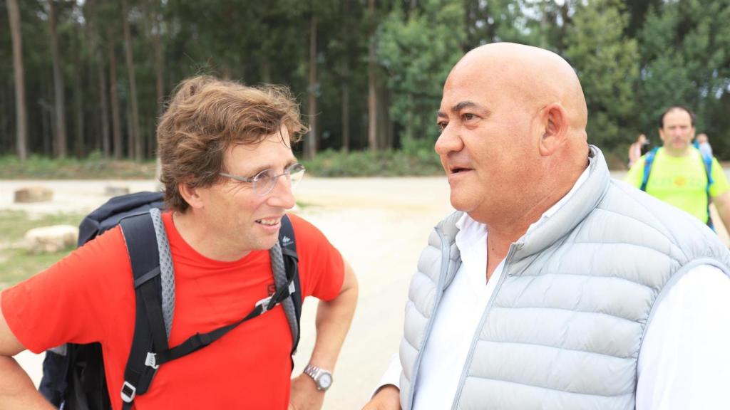 El alcalde de Madrid, José Luis Martínez-Almeida, junto al regidor de Abegondo, José Antonio Santiso Miramontes.