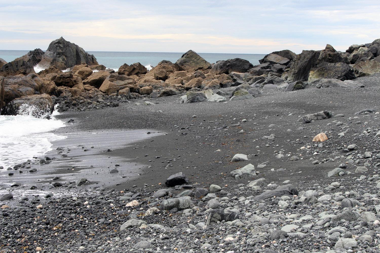 Playa de Teixidelo (Cedeira) única en el mundo con arena negra de origen no volcánico. Imagen: Xeoparque Cabo Ortegal