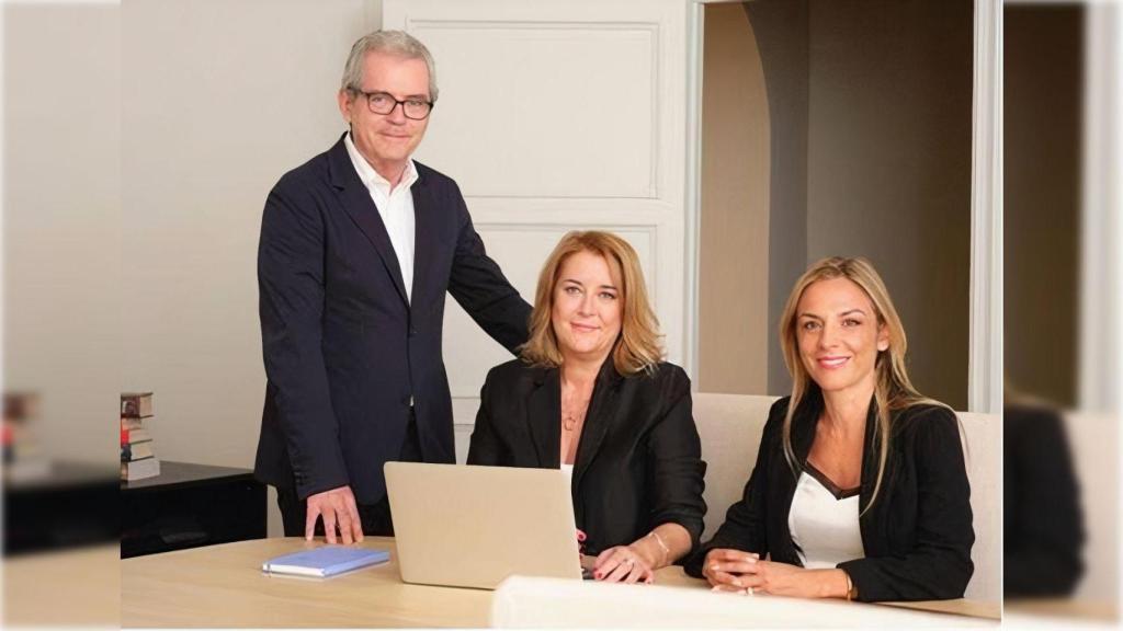 Pablo Isla, junto a Carla Pérez de Albéniz y María Jesús Román.