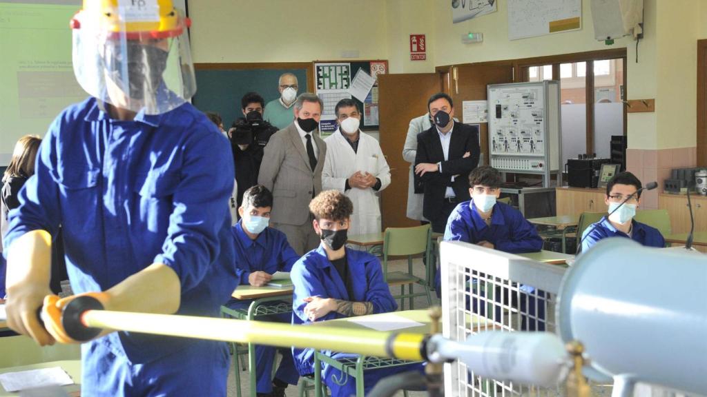 El delegado del Gobierno, José Miñones, en un aula de formación profesional.