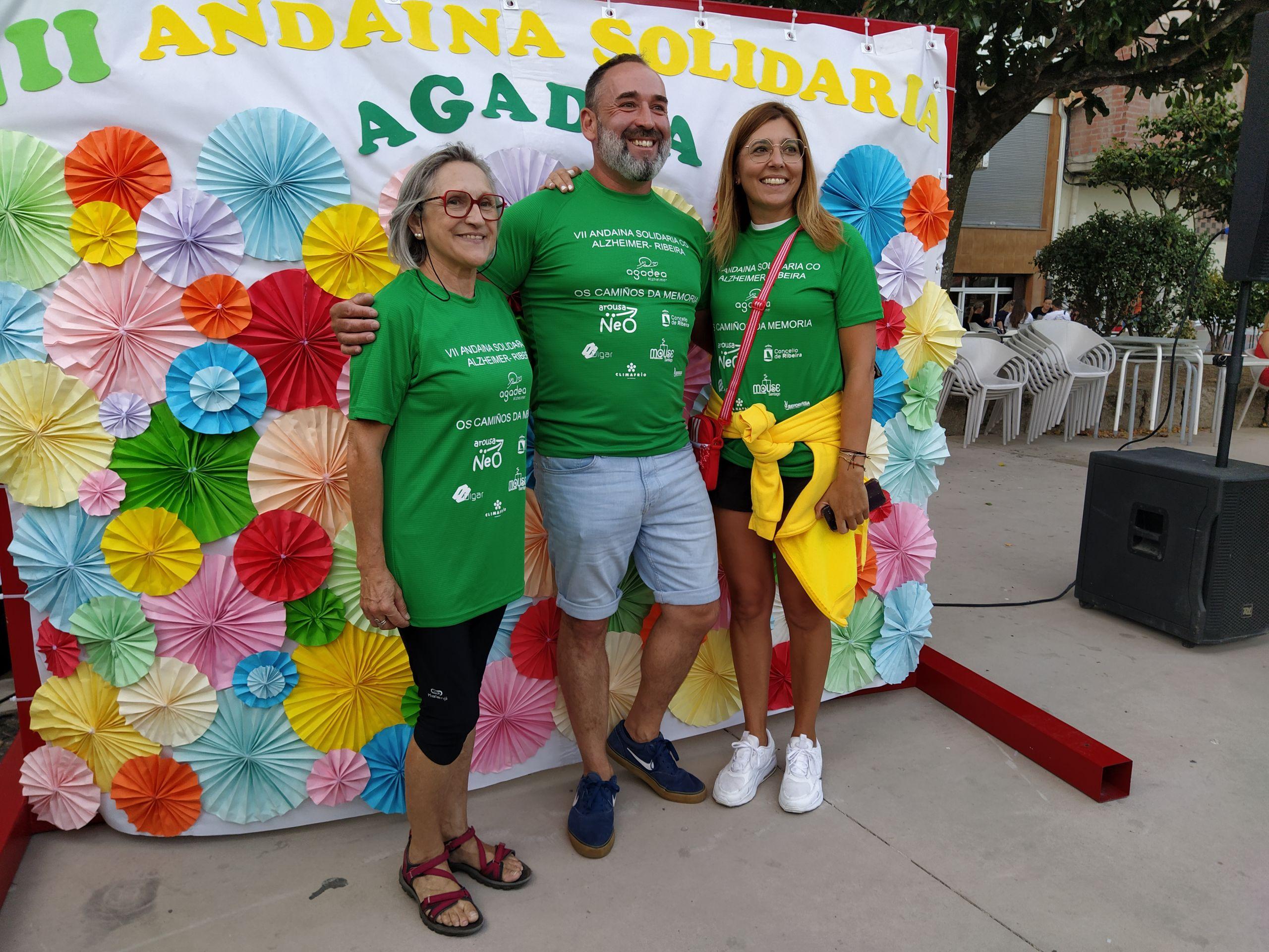 La presidenta de Agadea, Isabel Gey, el marinero Rogelio Santos Queiruga y la cocelleira de Servicios Sociais, Ana Isabel Barreiro (Agadea Alzéimer).