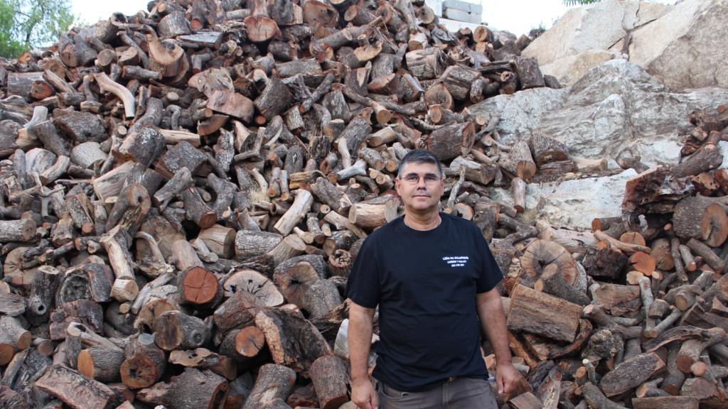 Emilio vende más leña que nunca por el miedo a la falta de gas: aumenta un 30% la compra de estufas