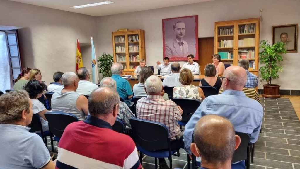 El conselleiro do Medio Rural, José González, en un encuentro con comuneros de Valdeorras.