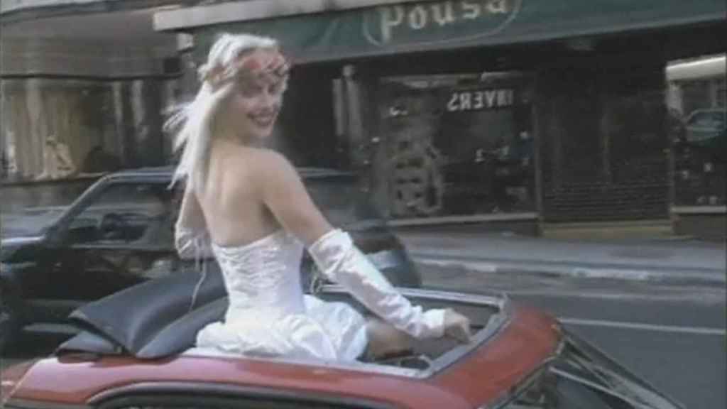 Cicciolina paseando en un descapotable rojo por las calles de Vigo.