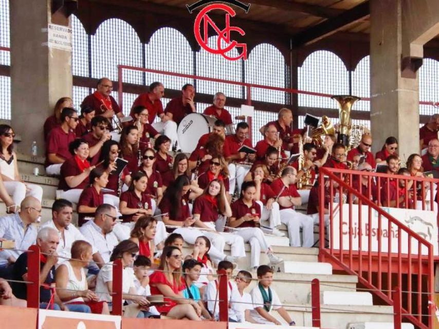 La banda de la Asociación La Perindola no cesó de interpretar pasodobles