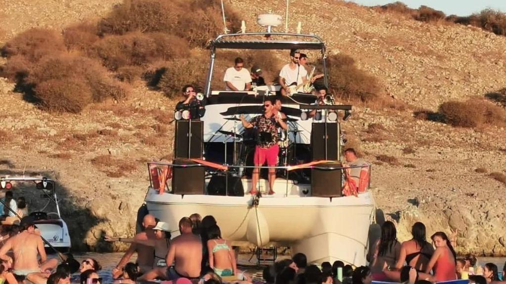 Imagen del concierto ofrecido en la isla del Ciervo por 'El sitio de mi garaje', un grupo del que es batería el concejal del PP en el Ayuntamiento de La Unión, Ginés Guzmán.