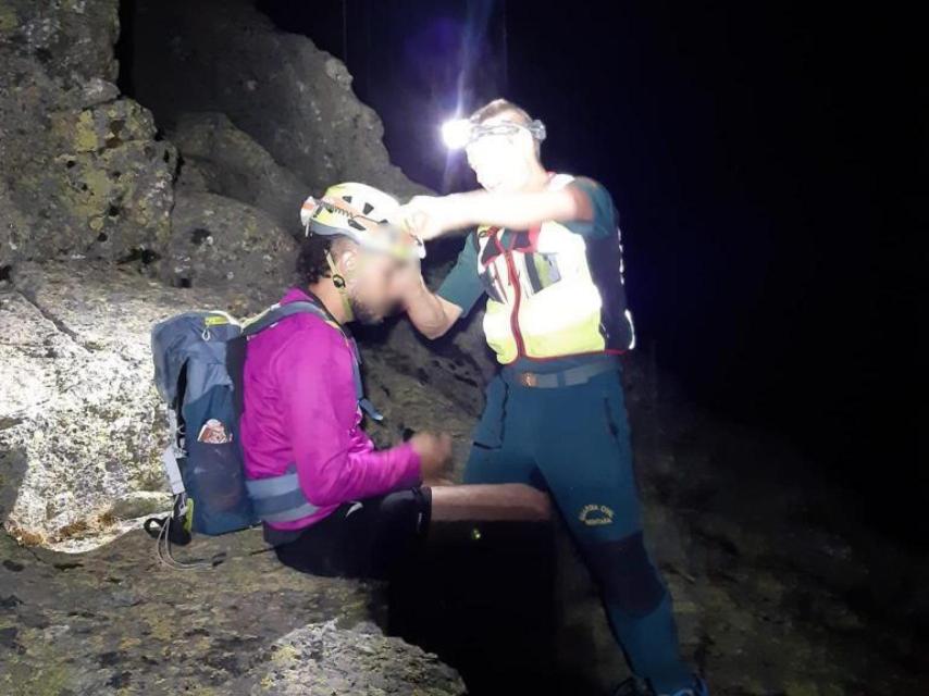 La Guardia Civil rescata al montañero enriscado en Navalperal de Tormes, en Ávila.
