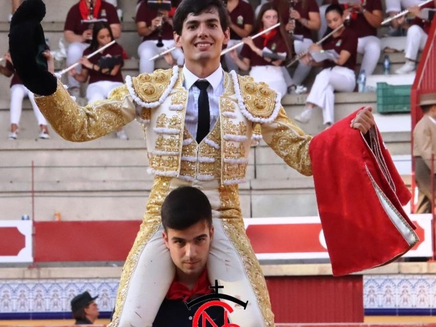 El novillero vallisoletano José Manuel Serrano tras cortar tres orejas en Pedrajas de San Esteban, este viernes.