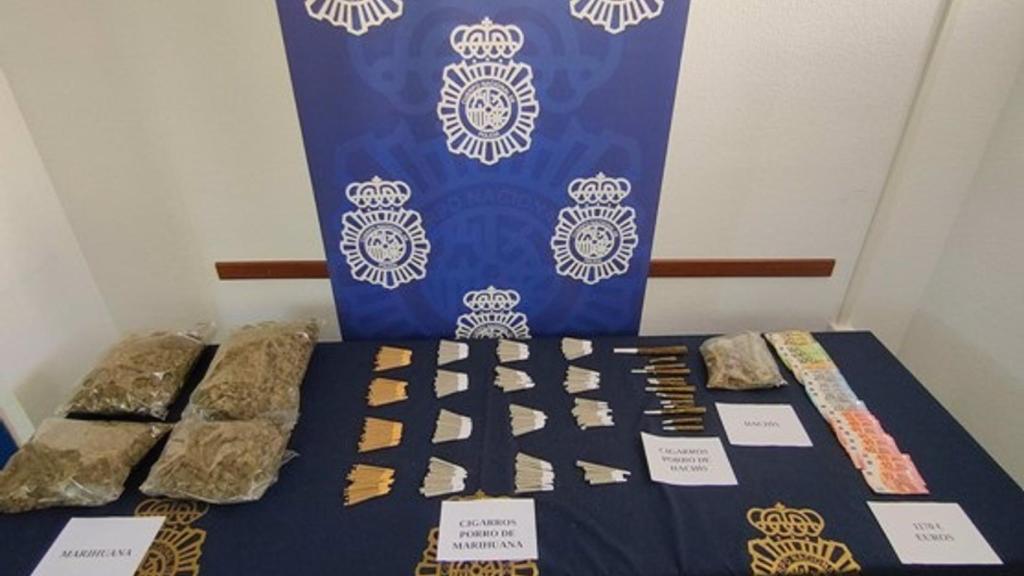 Droga y dinero incautados tras desmantelar un 'coffee shop' dedicado a la venta y consumo de estupefacientes.