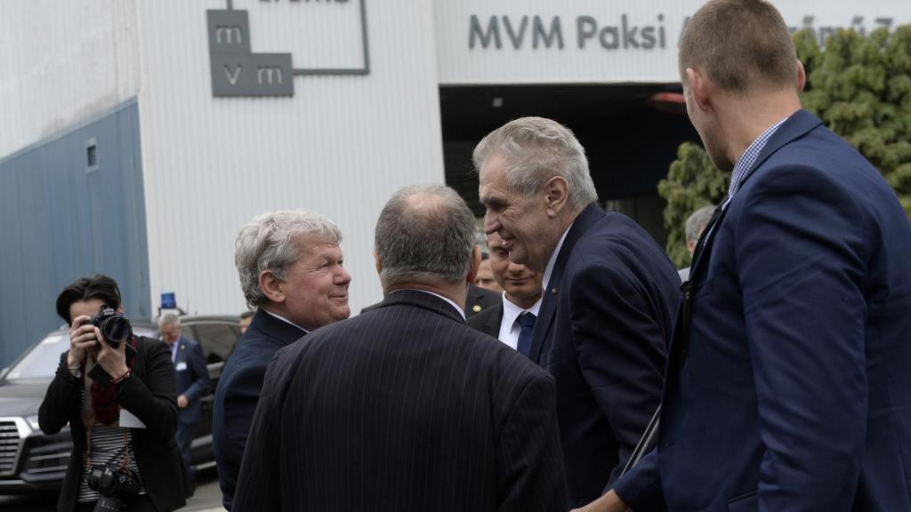 El presidente checo Milos Zeman en una visita en 2019 a la central nuclear de Paks.
