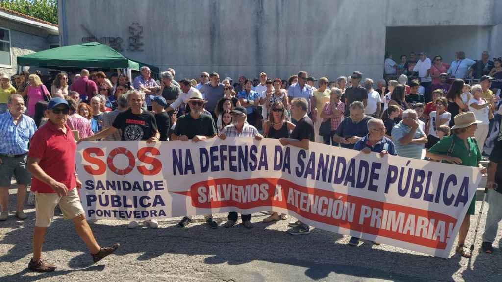 Concentración en el centro de salud de Baltar, en Portonovo, contra el desmantelamiento de la sanidad pública.