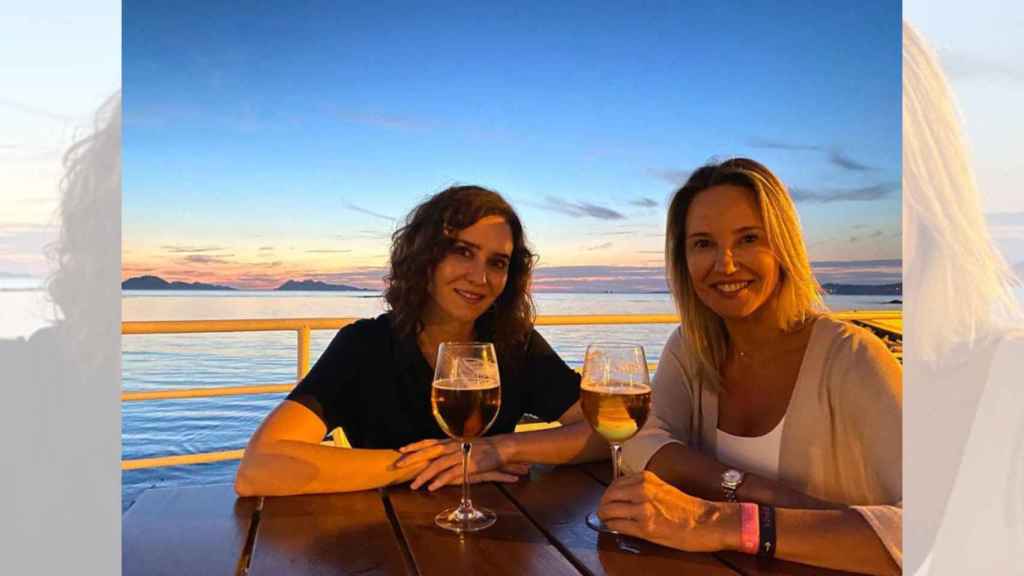 Marta Fernández-Tapias e Isabel Díaz Ayuso, de cañas por Canido, en Vigo
