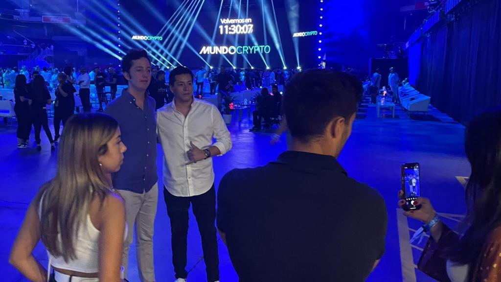 Francisco Nicolás recibiendo el cariño de sus fans en el evento; se hizo bastantes fotos.