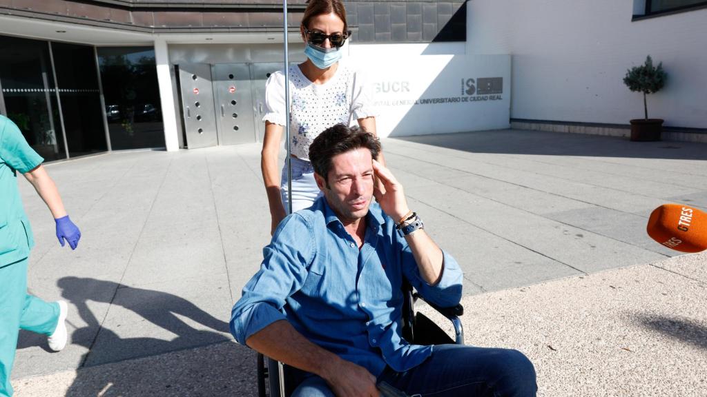 Canales Rivera junto a su pareja, Isabel Márquez, quien no se ha separado de su lado en ningún momento.