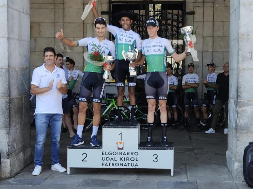 Los tres corredores del Caja Rural en el podium