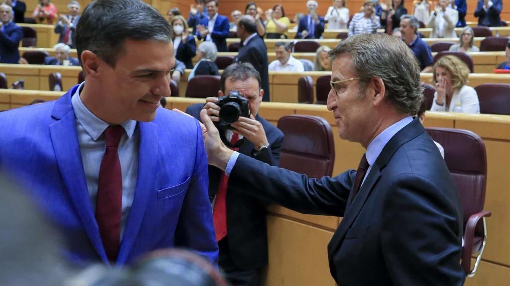 Pedro Sánchez y Alberto Núñez Feijóo, minutos antes del primer cara a cara que mantuvieron el 7 de junio en el Senado.