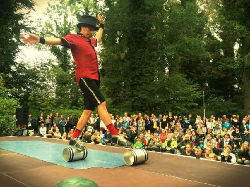 Varios espectadores disfrutando de una actuación