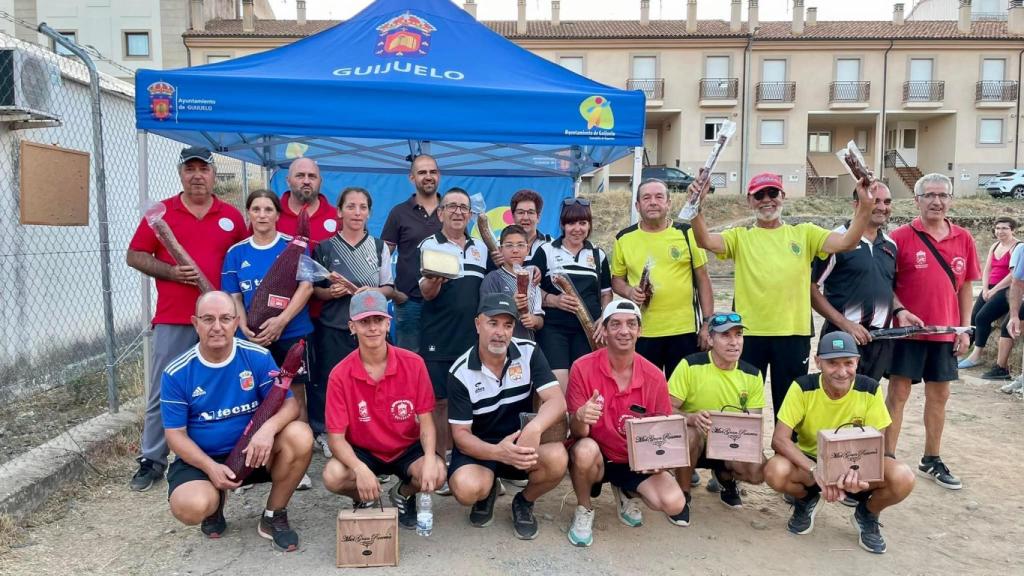 Fotografía de familia entre los participantes