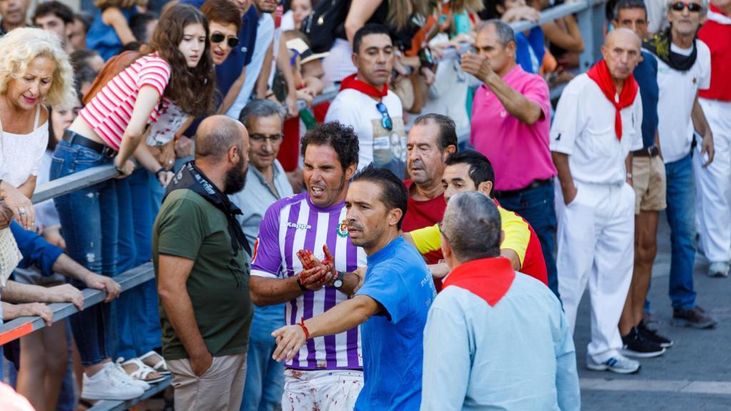 Chumi con gesto de dolor abandona el encierro para ser atendido