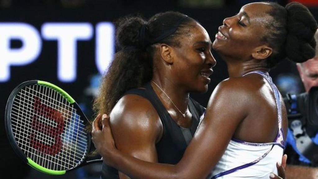 Abrazo entre Venus y Serena Williams
