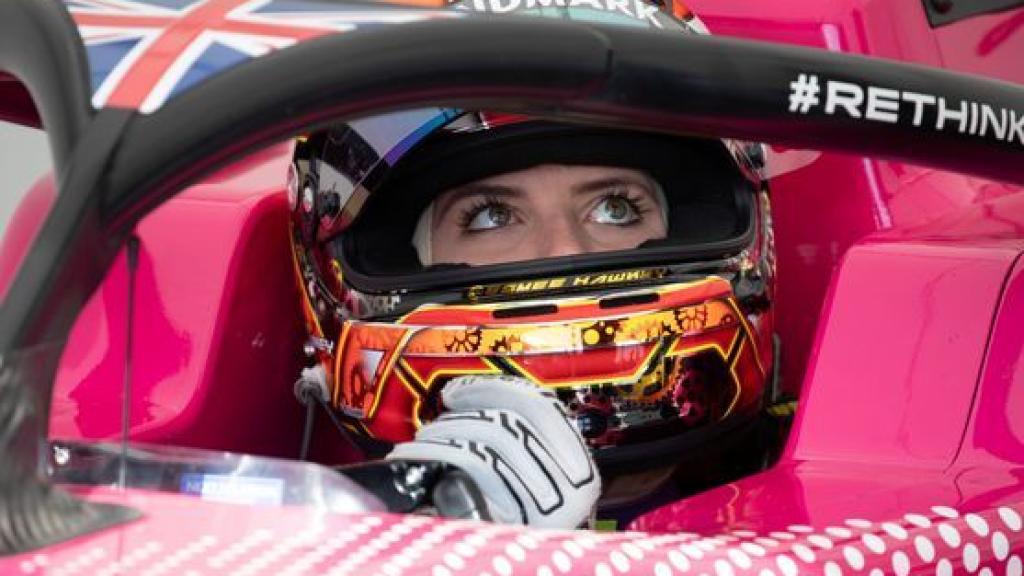 Piloto mujer en un monoplaza