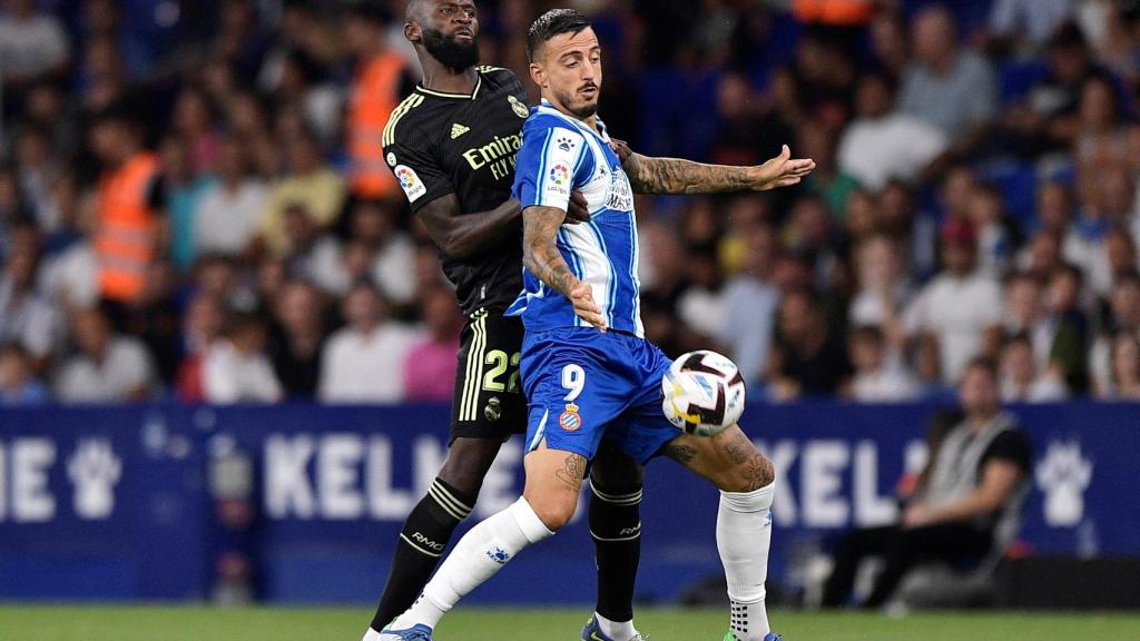 Antonio Rudiger defiende un balón ante Joselu
