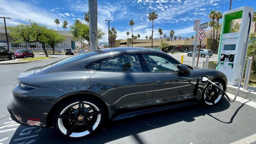 Coche recargando la batería