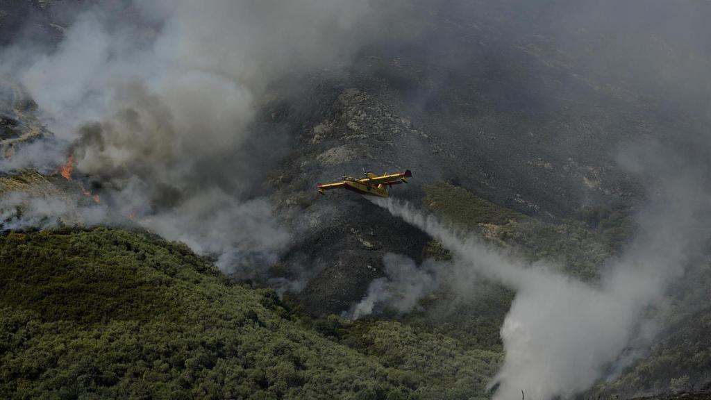 Un hidroavión realiza labores de extinción de un incendio forestal en la Serra do Leboreiro, en el parque natural de Baixa Limia e Serra do Xurés.