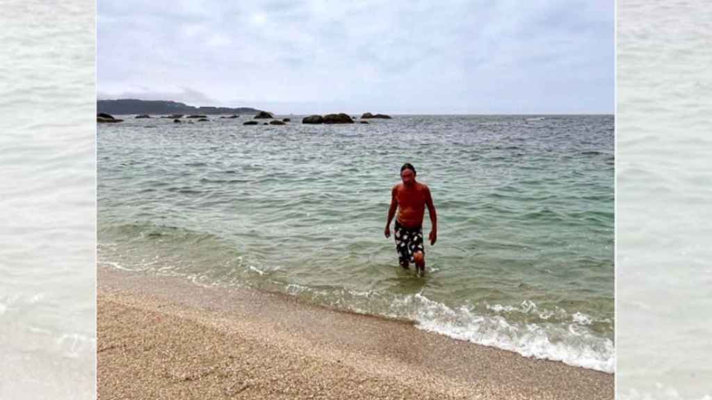 Iggy Pop dándose un baño en la playa de Lagos, en Bueu