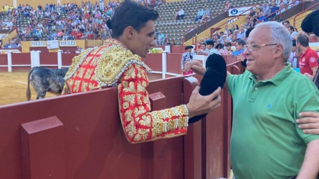 Momento del brindis de Diosleguarde en Santonja en el coso cuellarano
