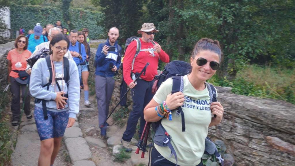 Macarena Olona y acompañantes haciendo el Camino de Santiago.