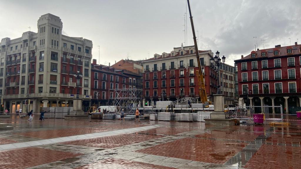 Montaje del escenario para los conciertos de las fiestas de Valladolid
