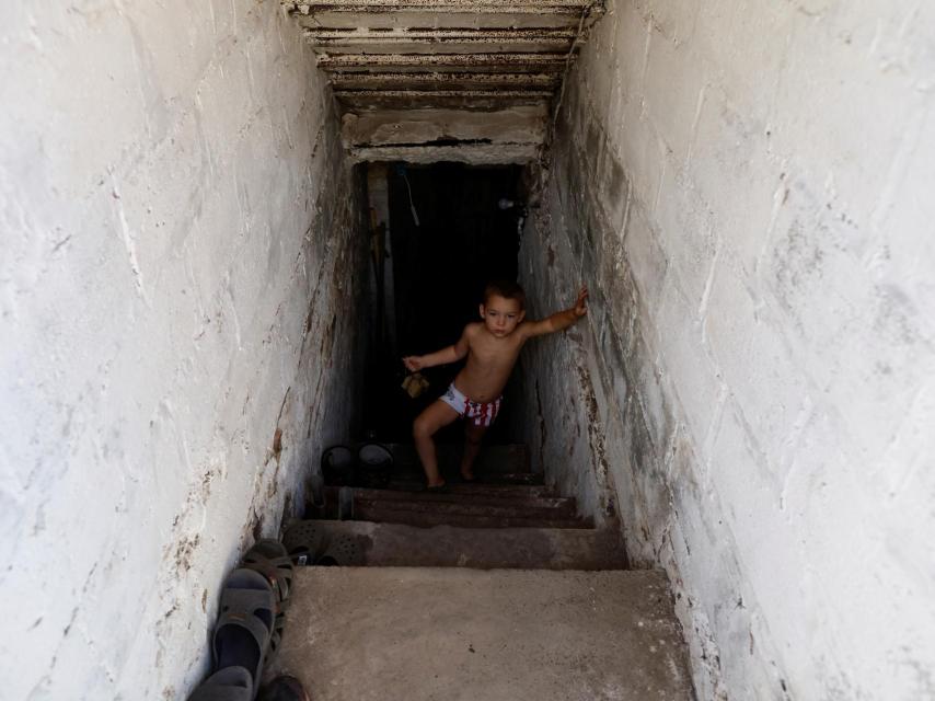 Un niño de cuatro años sale de un refugio antiaéreo en Pereizne, un pueblo de Donetsk.