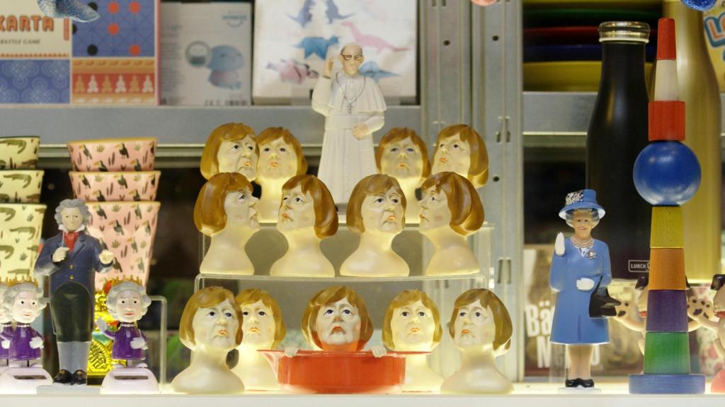 Figuritas de personajes relevantes, incluida, Angela Merkel.